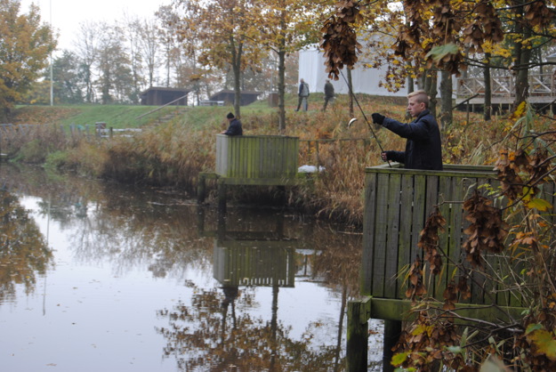 Jeppe og Kasper fandt et par perfekte fiske-platforme og ”skovlede” skaller og aborrer op sammen med Lasse og Bjarke.